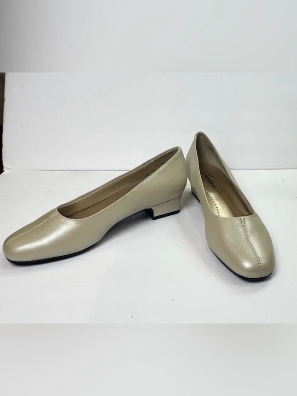 Trotters Women’s Pearl Champagne Gold Low Heel Pumps Square Toe Size 6M